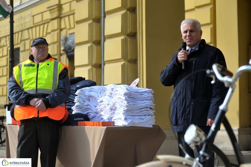Adomány a polgárőröknek - fotó Szarka Lajos