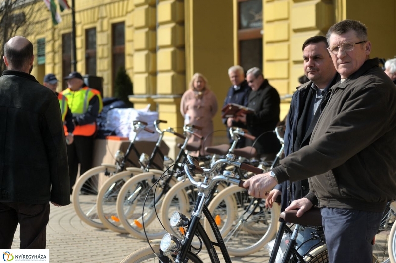 Adomány a polgárőröknek - fotó Szarka Lajos
