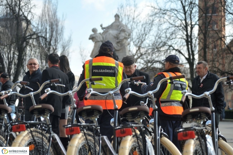 Adomány a polgárőröknek - fotó Szarka Lajos
