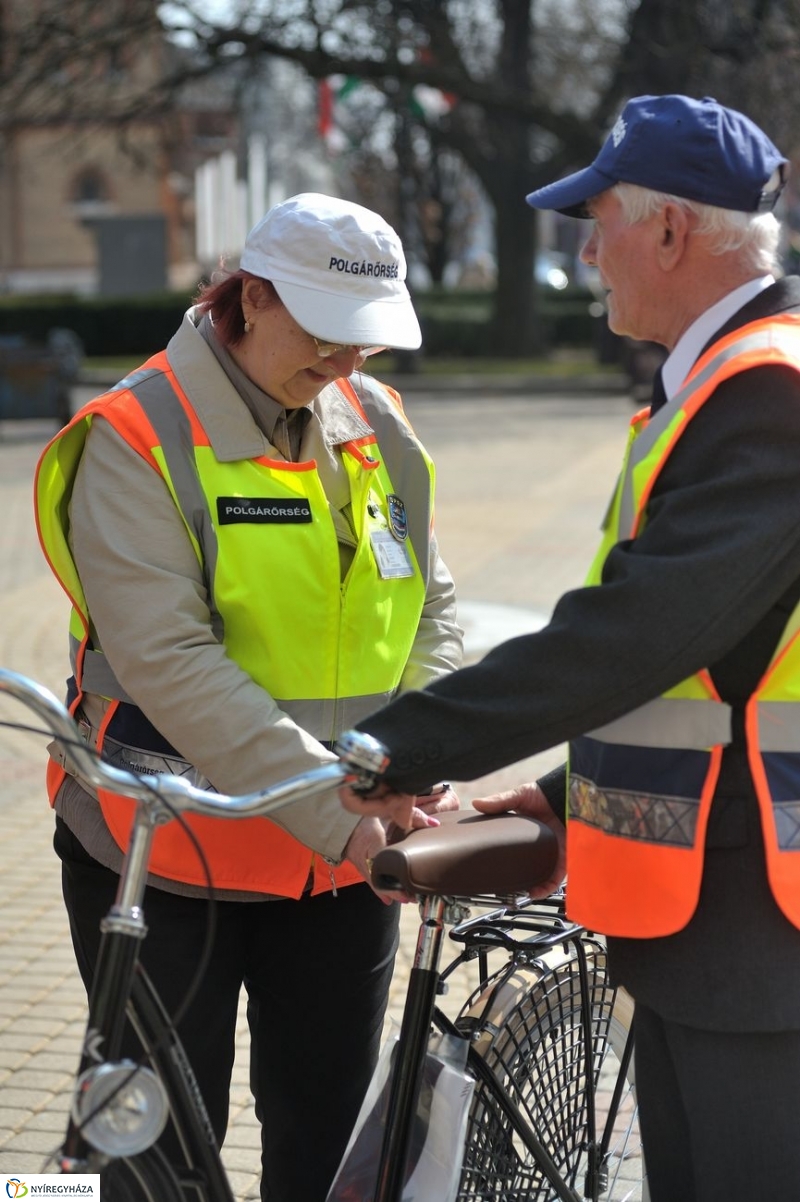 Adomány a polgárőröknek - fotó Szarka Lajos