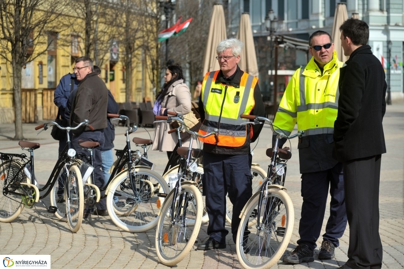 Adomány a polgárőröknek - fotó Szarka Lajos