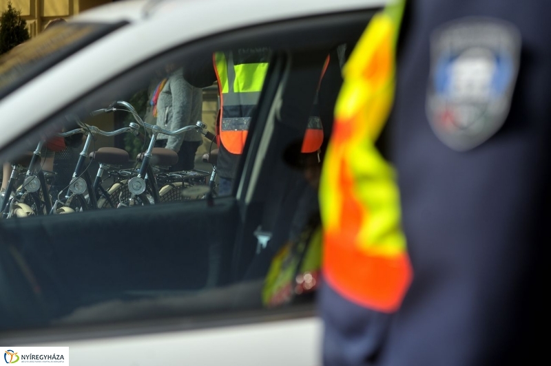 Adomány a polgárőröknek - fotó Szarka Lajos