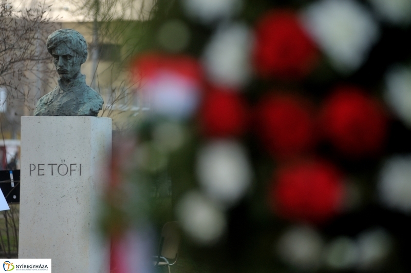 Emlékezés a Petőfi szobornál - fotó Szarka Lajos