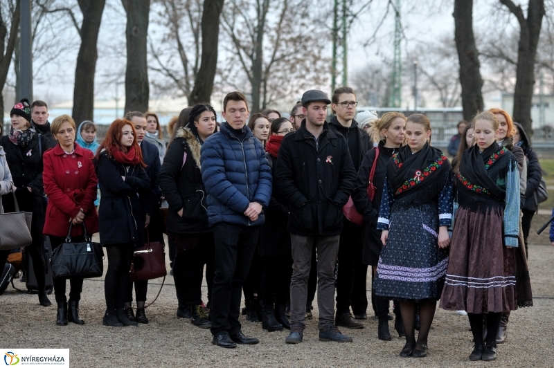 Emlékezés a Petőfi szobornál - fotó Szarka Lajos