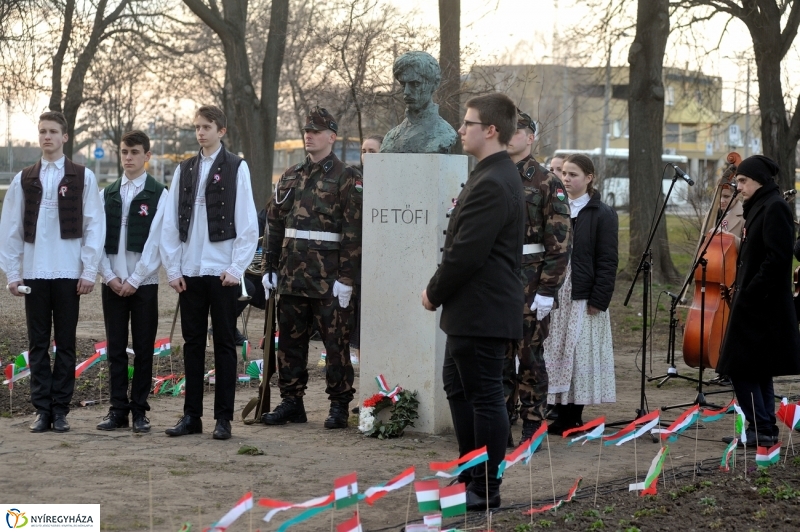 Emlékezés a Petőfi szobornál - fotó Szarka Lajos