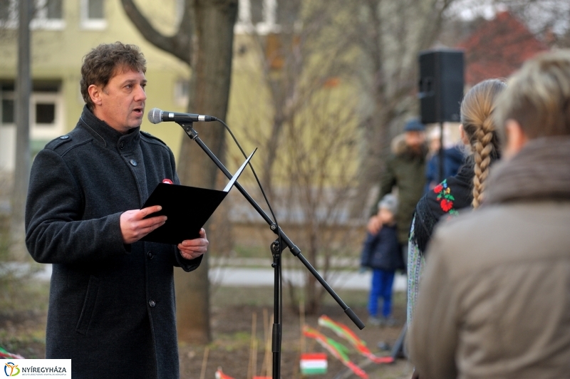 Emlékezés a Petőfi szobornál - fotó Szarka Lajos