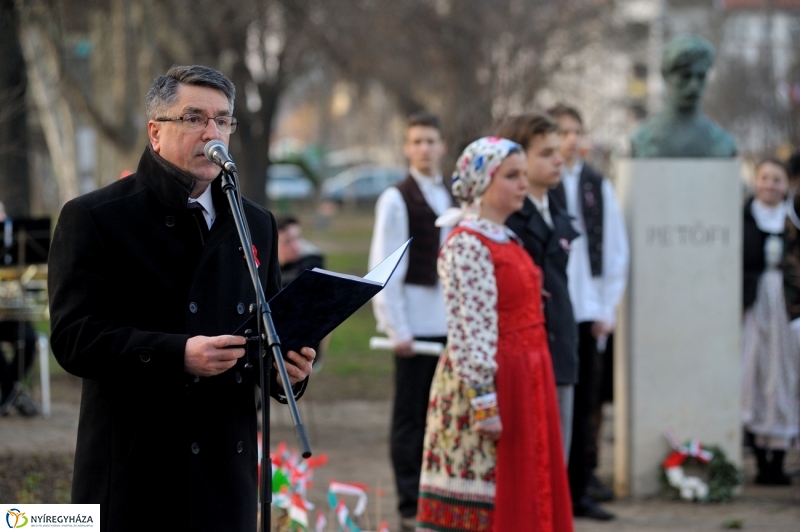 Emlékezés a Petőfi szobornál - fotó Szarka Lajos