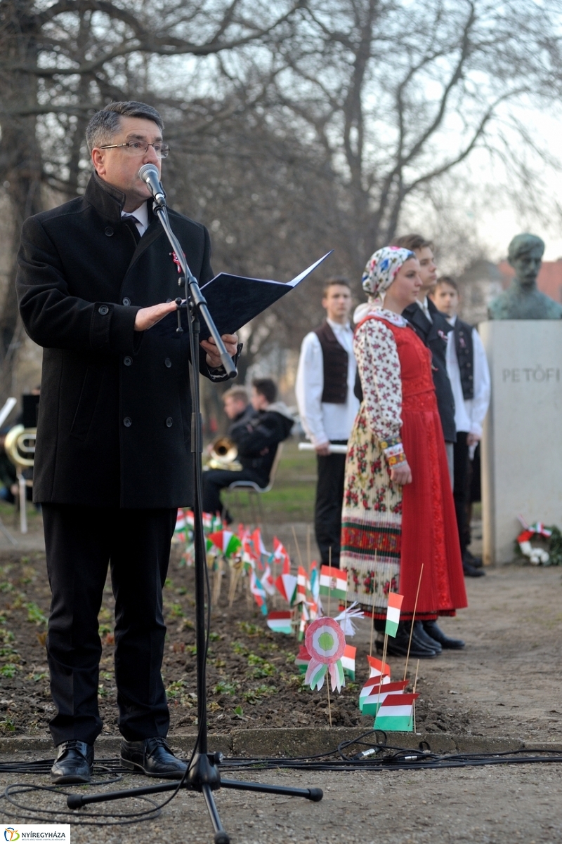 Emlékezés a Petőfi szobornál - fotó Szarka Lajos