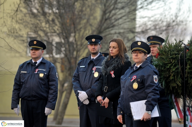 Emlékezés a Petőfi szobornál - fotó Szarka Lajos