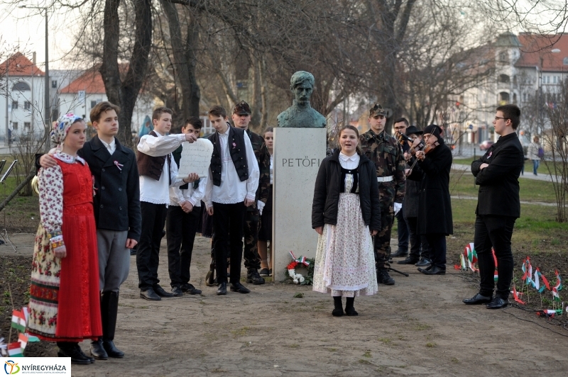 Emlékezés a Petőfi szobornál - fotó Szarka Lajos