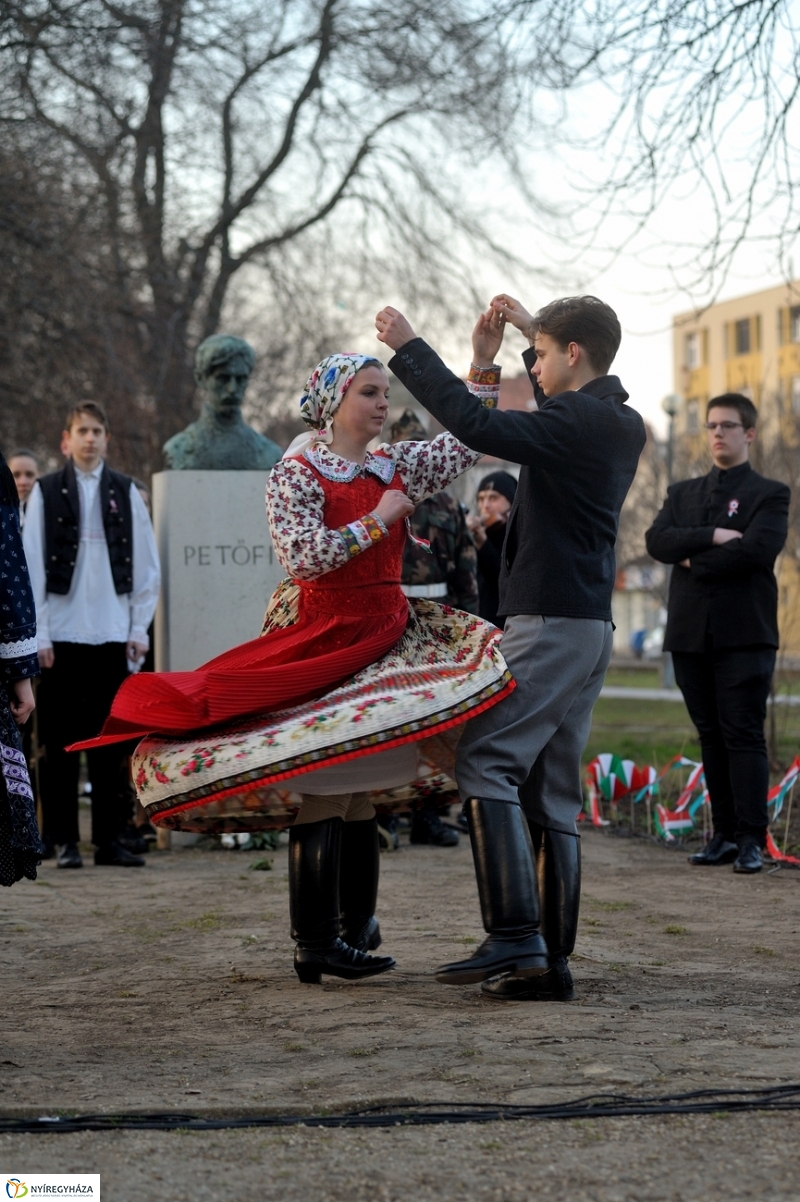 Emlékezés a Petőfi szobornál - fotó Szarka Lajos