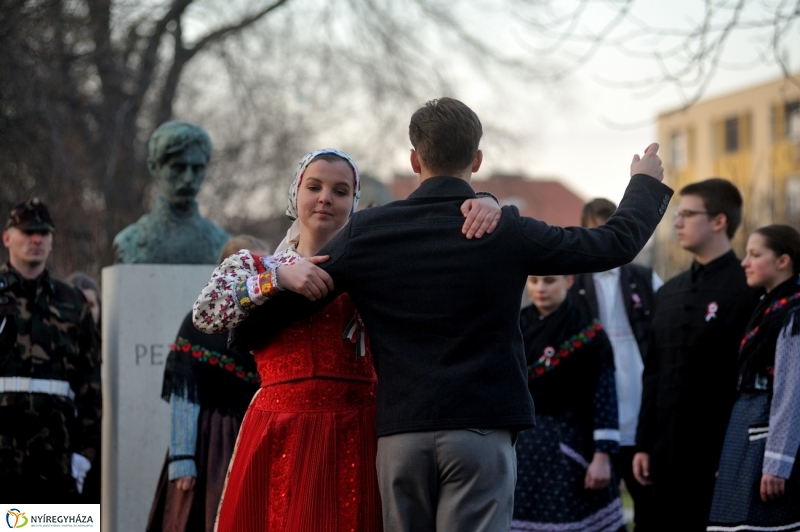 Emlékezés a Petőfi szobornál - fotó Szarka Lajos