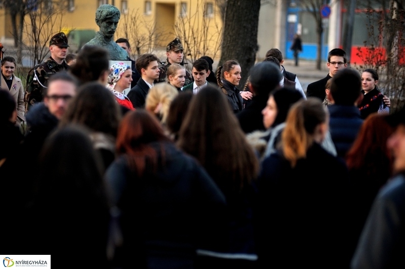 Emlékezés a Petőfi szobornál - fotó Szarka Lajos