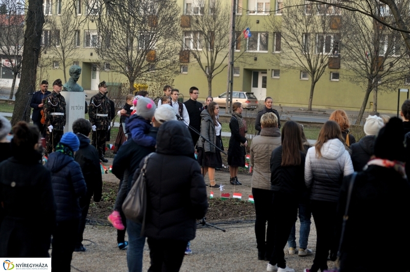 Emlékezés a Petőfi szobornál - fotó Szarka Lajos
