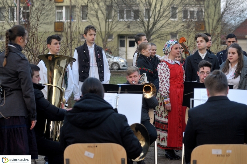 Emlékezés a Petőfi szobornál - fotó Szarka Lajos