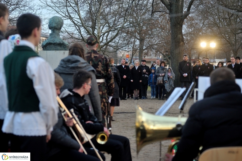 Emlékezés a Petőfi szobornál - fotó Szarka Lajos