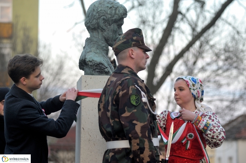 Emlékezés a Petőfi szobornál - fotó Szarka Lajos