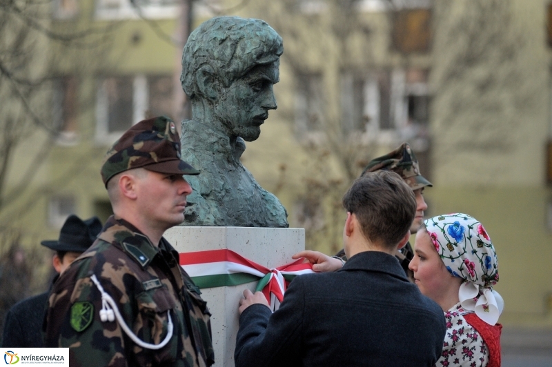 Emlékezés a Petőfi szobornál - fotó Szarka Lajos