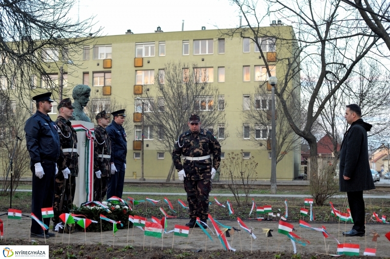 Emlékezés a Petőfi szobornál - fotó Szarka Lajos