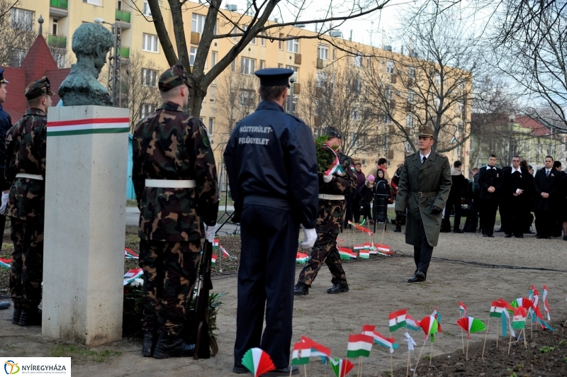 Emlékezés a Petőfi szobornál - fotó Szarka Lajos