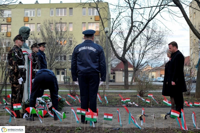 Emlékezés a Petőfi szobornál - fotó Szarka Lajos
