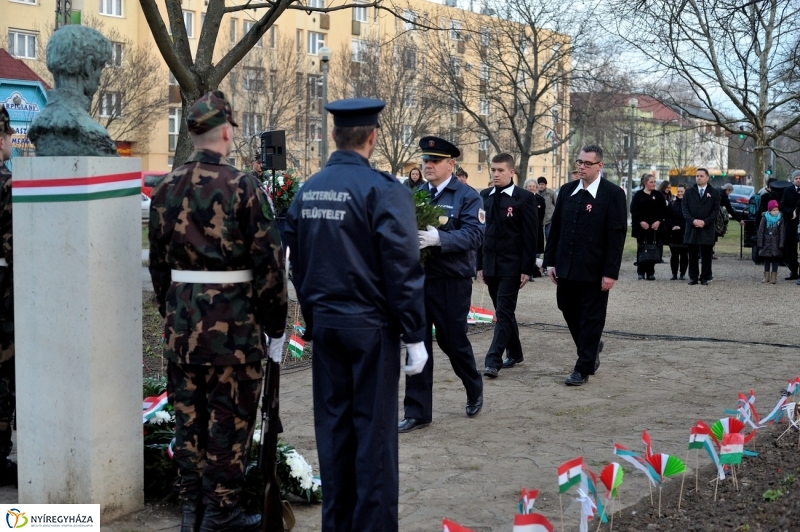 Emlékezés a Petőfi szobornál - fotó Szarka Lajos