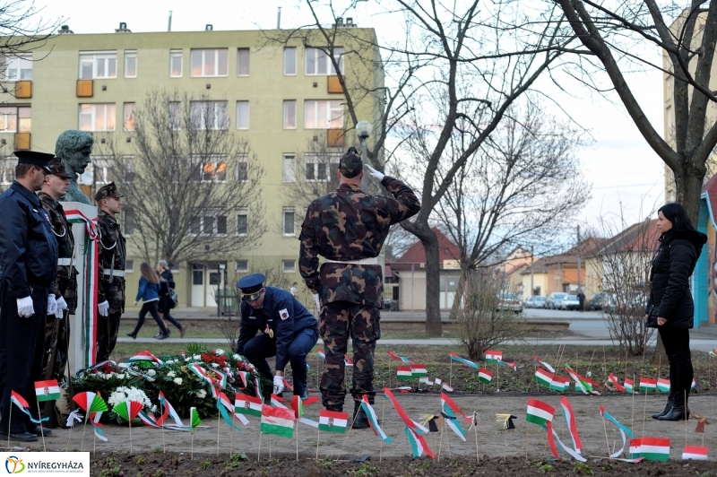 Emlékezés a Petőfi szobornál - fotó Szarka Lajos