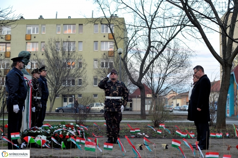 Emlékezés a Petőfi szobornál - fotó Szarka Lajos