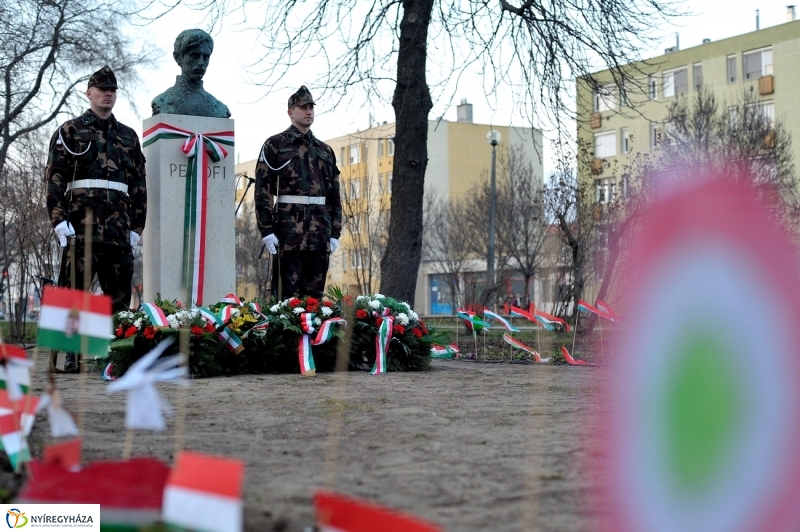 Emlékezés a Petőfi szobornál - fotó Szarka Lajos