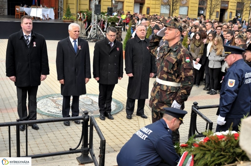 Koszorúzás március 15-én - fotó Szarka Lajos