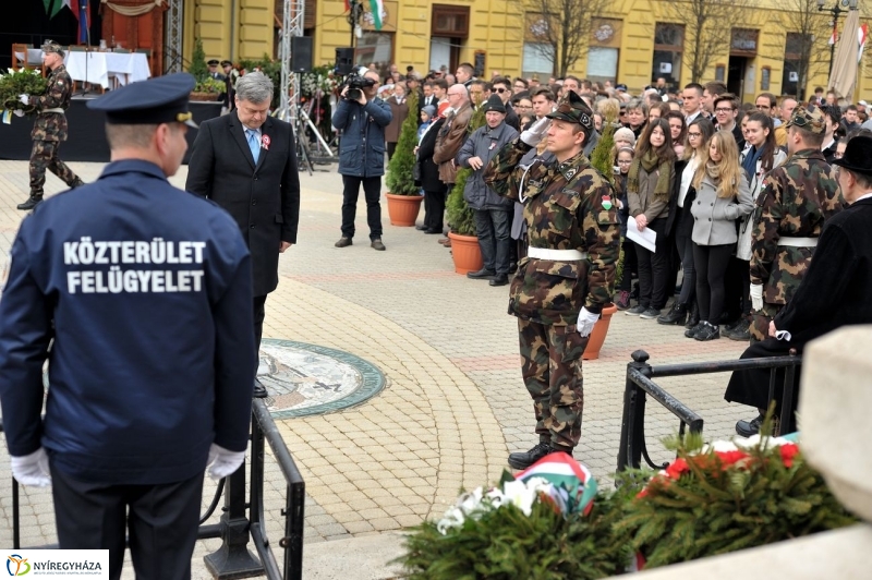 Koszorúzás március 15-én - fotó Szarka Lajos