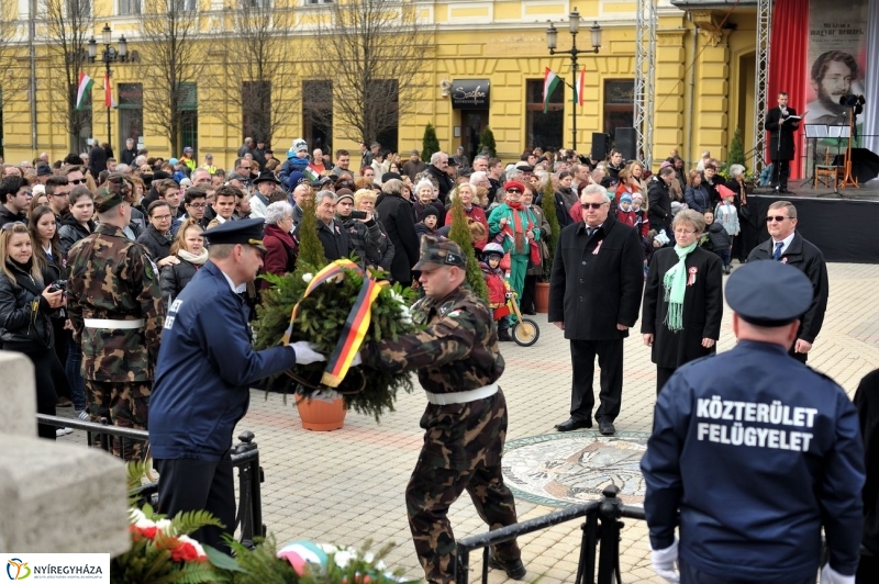 Koszorúzás március 15-én - fotó Szarka Lajos