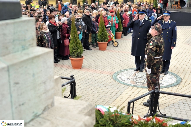 Koszorúzás március 15-én - fotó Szarka Lajos