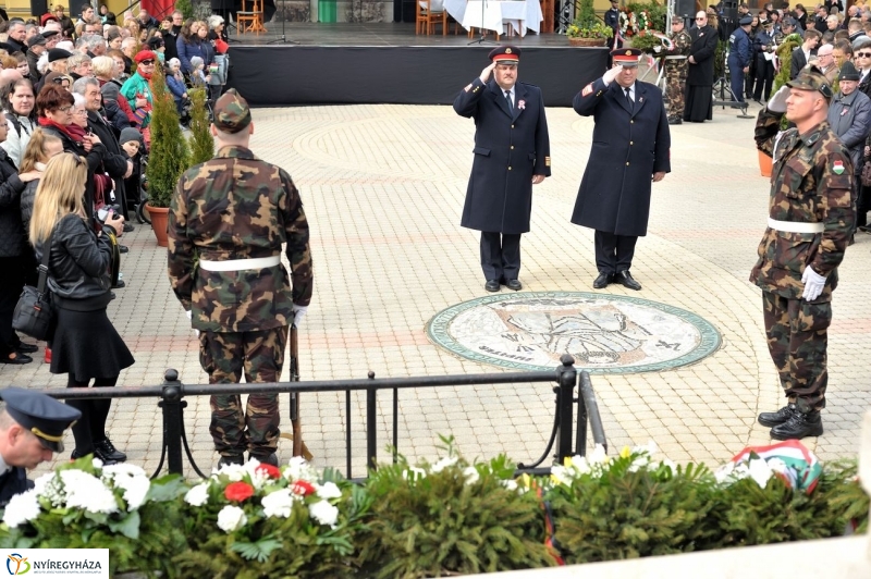 Koszorúzás március 15-én - fotó Szarka Lajos