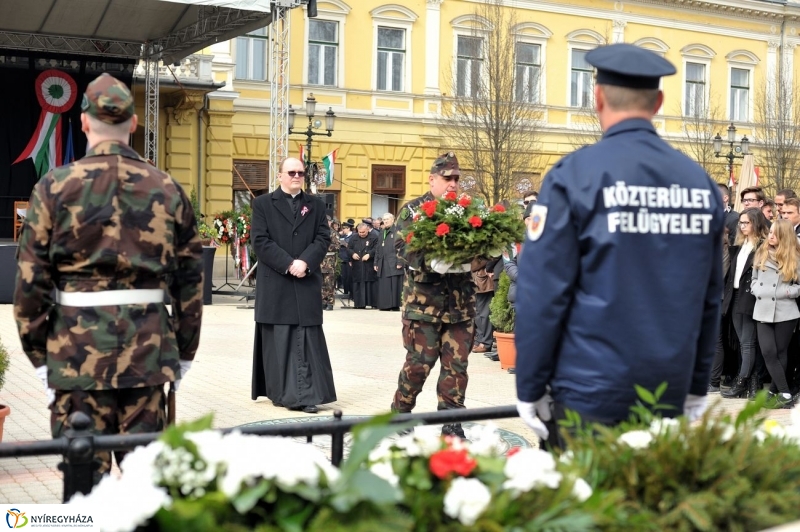Koszorúzás március 15-én - fotó Szarka Lajos