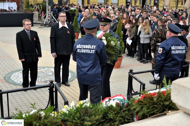 Koszorúzás március 15-én - fotó Szarka Lajos