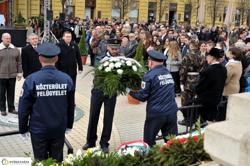 Koszorúzás március 15-én - fotó Szarka Lajos