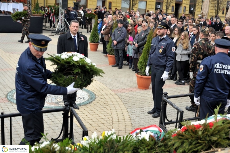 Koszorúzás március 15-én - fotó Szarka Lajos