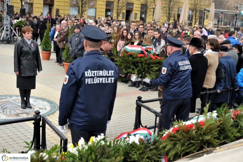 Koszorúzás március 15-én - fotó Szarka Lajos