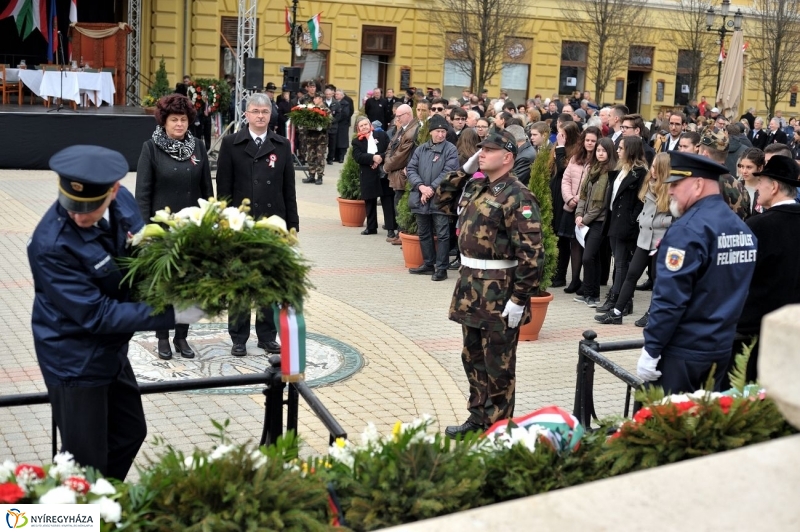 Koszorúzás március 15-én - fotó Szarka Lajos