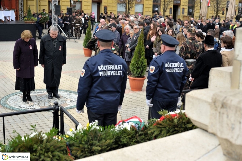 Koszorúzás március 15-én - fotó Szarka Lajos