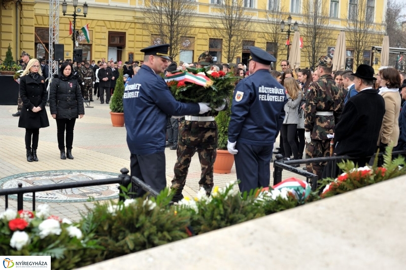 Koszorúzás március 15-én - fotó Szarka Lajos