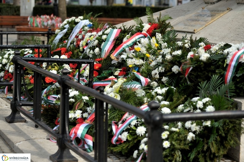 Koszorúzás március 15-én - fotó Szarka Lajos