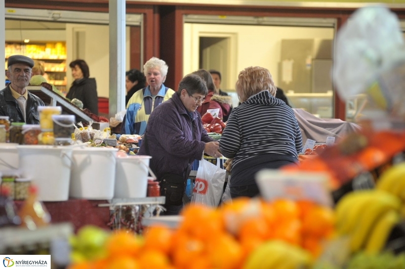 Piaci körkép a Búza téren - fotó Szarka Lajos