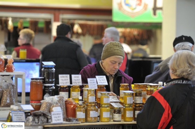 Piaci körkép a Búza téren - fotó Szarka Lajos