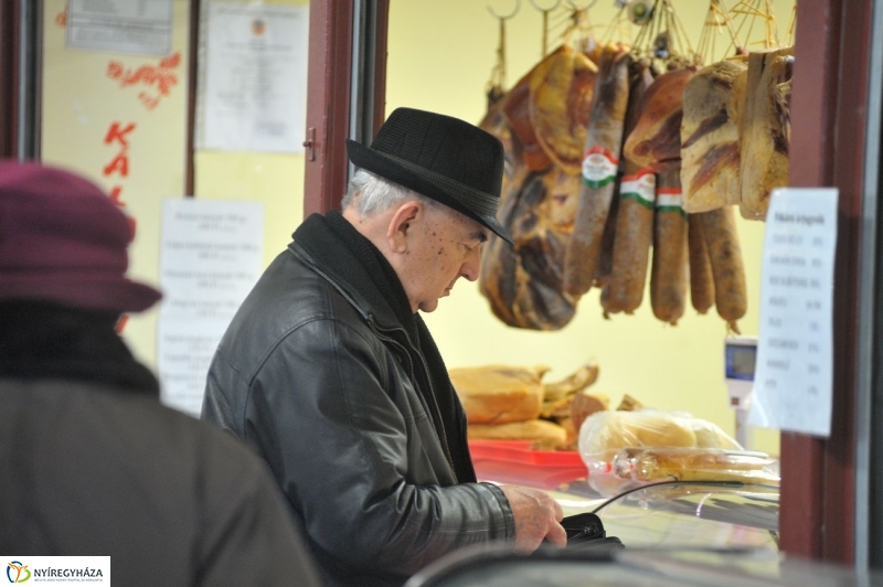Piaci körkép a Búza téren - fotó Szarka Lajos