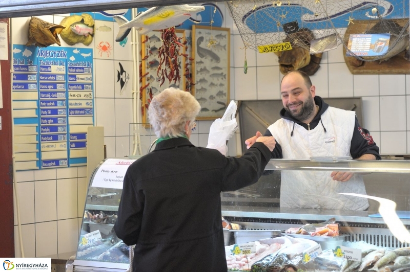 Piaci körkép a Búza téren - fotó Szarka Lajos