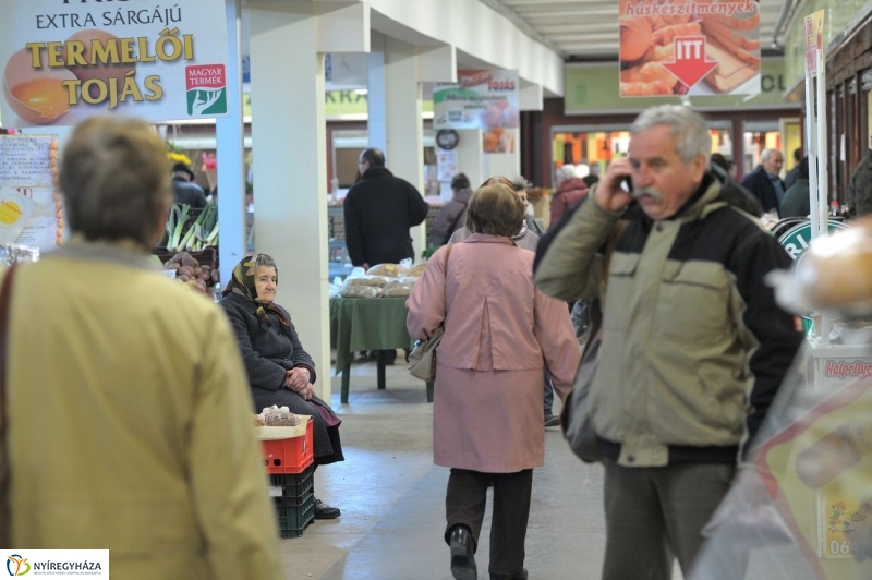 Piaci körkép a Búza téren - fotó Szarka Lajos