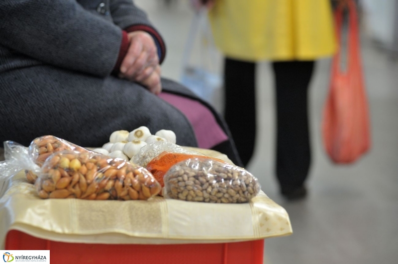 Piaci körkép a Búza téren - fotó Szarka Lajos