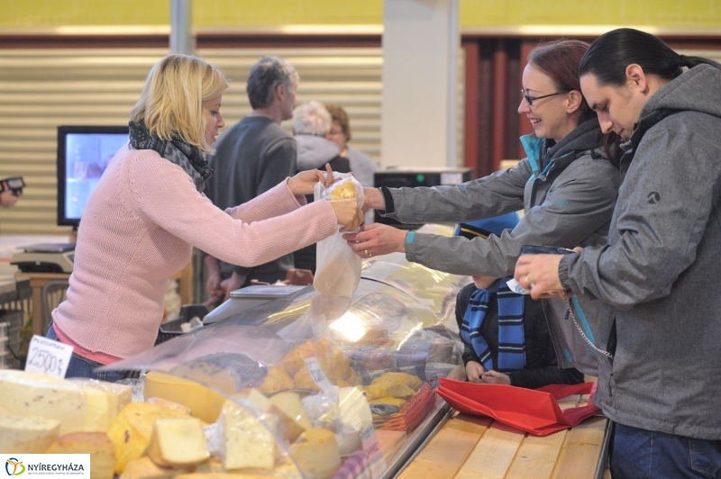 Piaci körkép a Búza téren - fotó Szarka Lajos